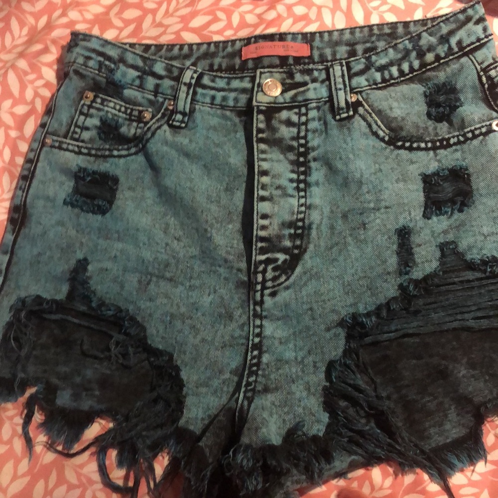 Distressed SIGNATURE 8 blue Jean shorts high rise size MED